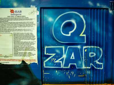 Facciamo ora un salto al livello inferiore, occupato dallo �Qzar�, che attrae soprattutto le comitive di giovani tra i 20 e i 30 anni. Si tratta di una simulazione di guerra con pistole �laser�